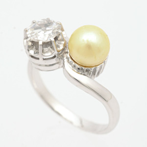 #30669 Anel Romeo e Julieta em Ouro Branco 720 com Pérola e 36 Pontos de Diamante (Diamante Raso)