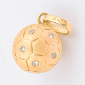 #40472-Pingente Bola de Futebol Amsterdam Sauer em Ouro Amarelo 18K com 5 Pontos de Brilhantes